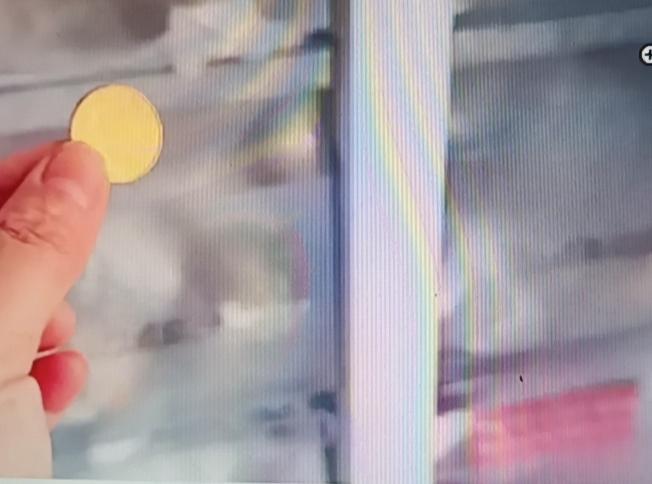 家人们，我必须分享个超绝小妙招！把五角硬币放冰箱，试过的人都赞不绝口。我之前冰箱