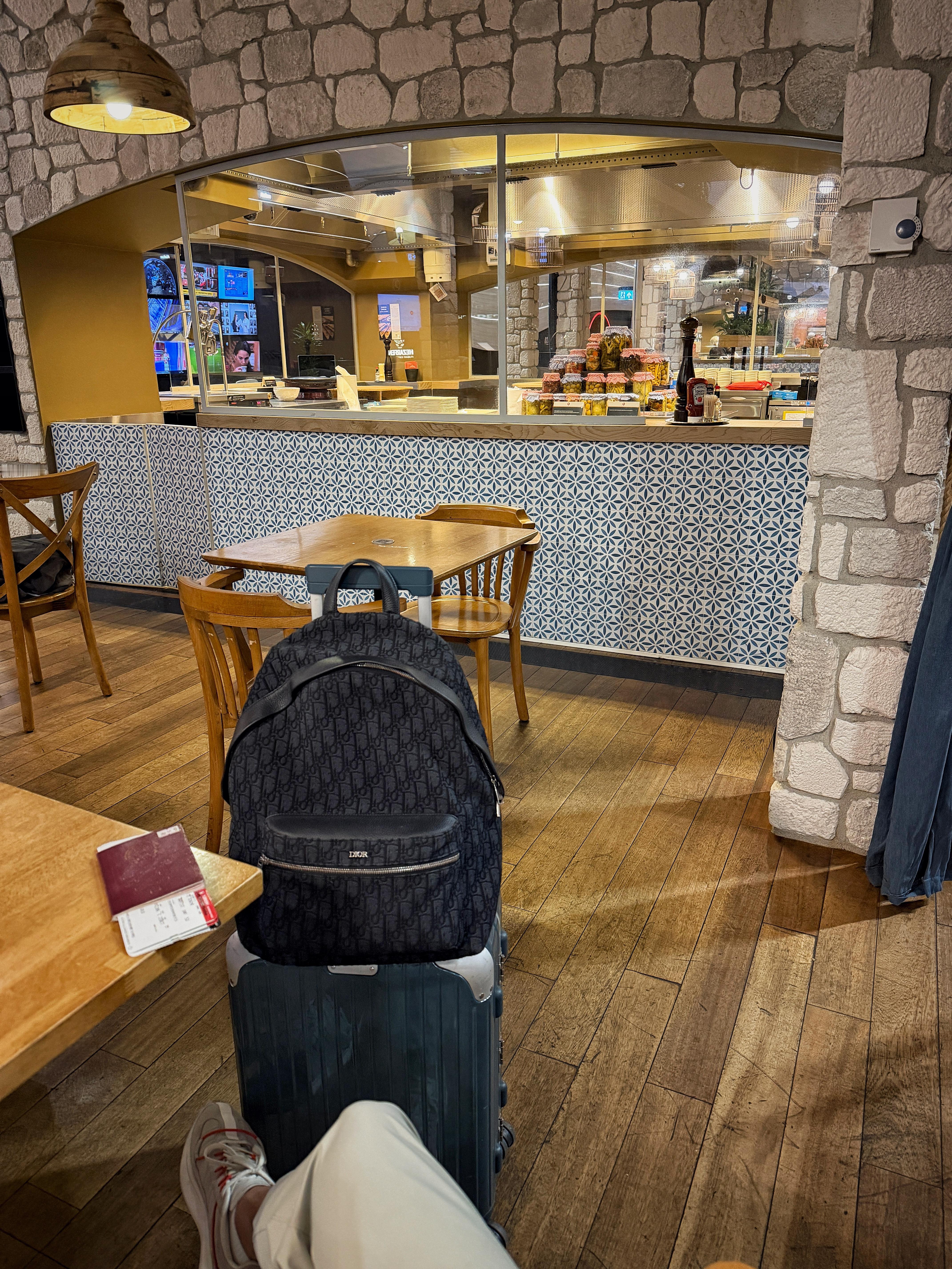 前序航班晚点3小时🕐，意味着在等待和飞行8小时后✈️，需要在伊斯坦布尔机场通宵