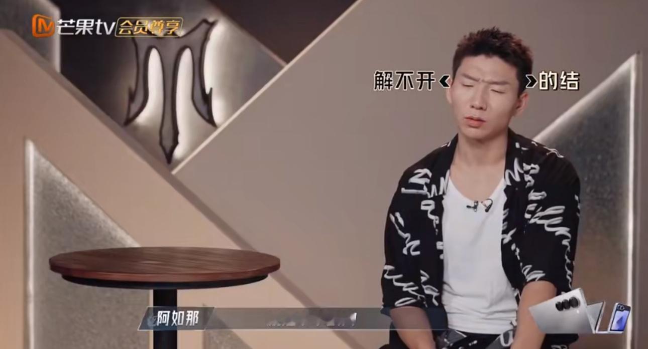 #阿如那每走一步都是嘶哈# 阿如那台上闪闪发光，唱歌跳舞，台下每走一步都是“嘶哈