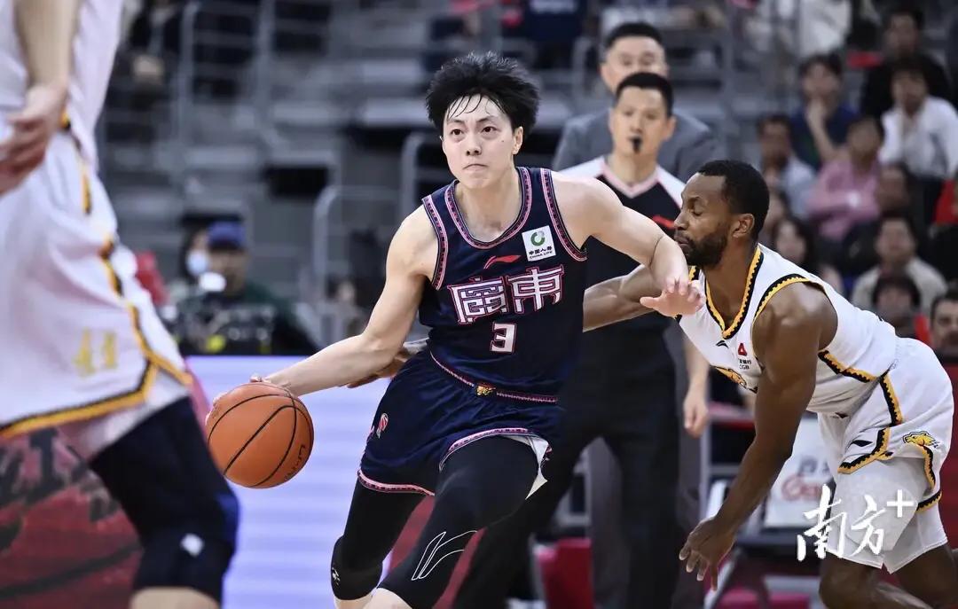 广东男篮的表现越来越出色，这两点表现更是说明球队其乐融融

1、外援帮助年轻球员