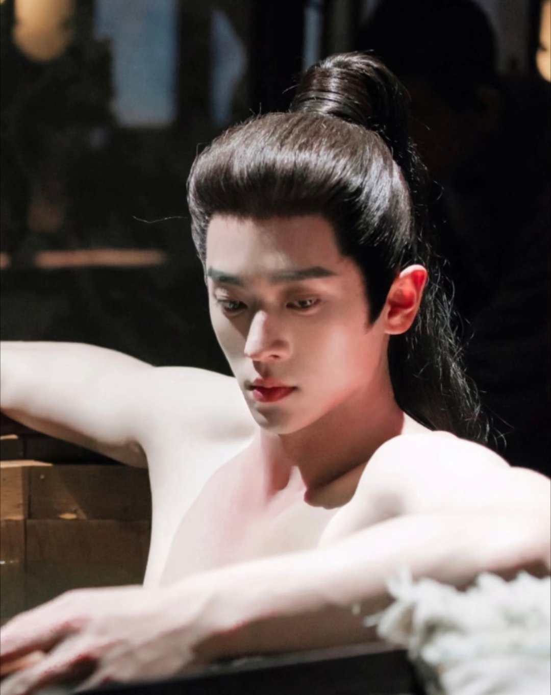 白鹿丞磊小青给浴皇大帝梳头莫离 丞磊这个演员真的绝了，导演是不是都盯着他写洗澡戏