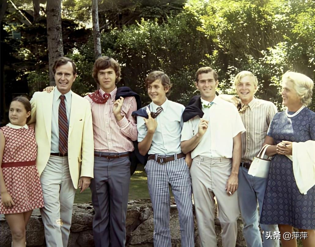 照片拍摄于上世纪90年代，画面中是老布什与小布什父子及家人。彼时两人都还较为年轻