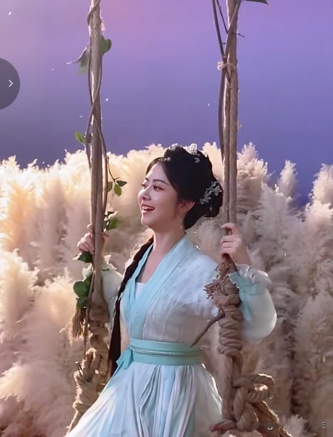 秋千轻摆，她仰着脸庞微笑望天。松韵，你就像夜空中最温柔的星光，那光芒纯净明亮，看