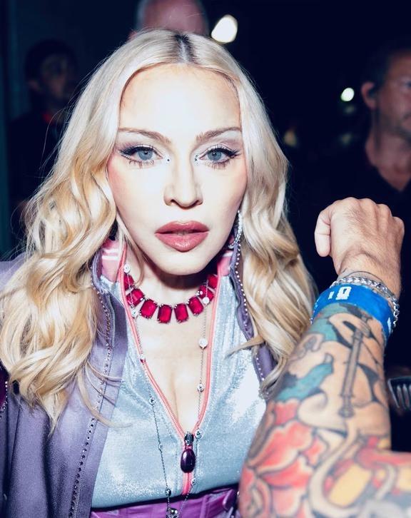 麦当娜分享最新靓照
麦当娜 Madonna 这个能发出来吧？