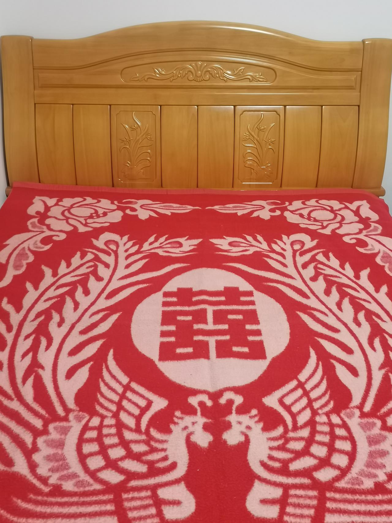 今天在整理衣柜的时候，发现了这条我和先生结婚时候盖过的毯子，三十年前的老物件了，