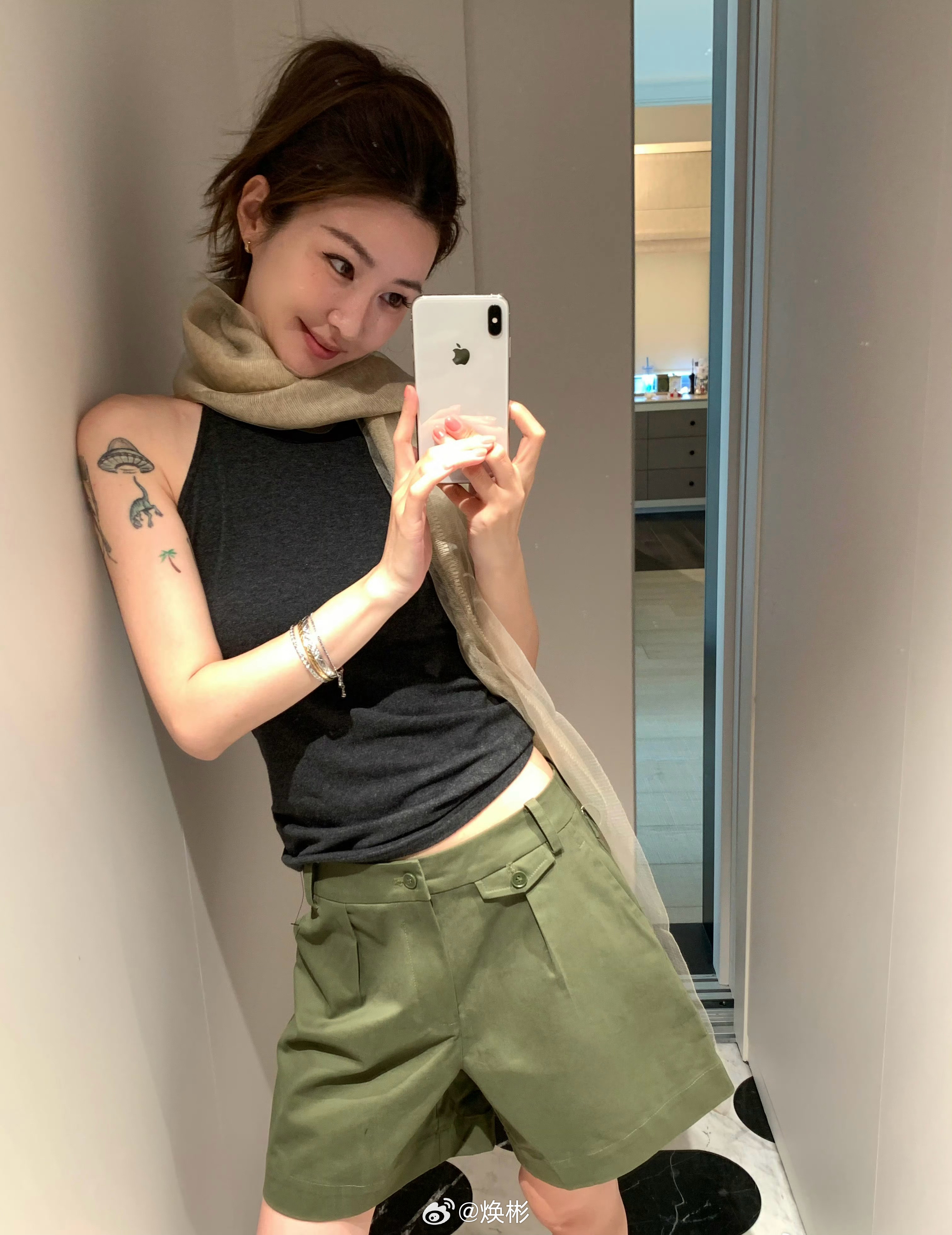 刷到一个好看的小姐姐还在用iPhone Xs。 