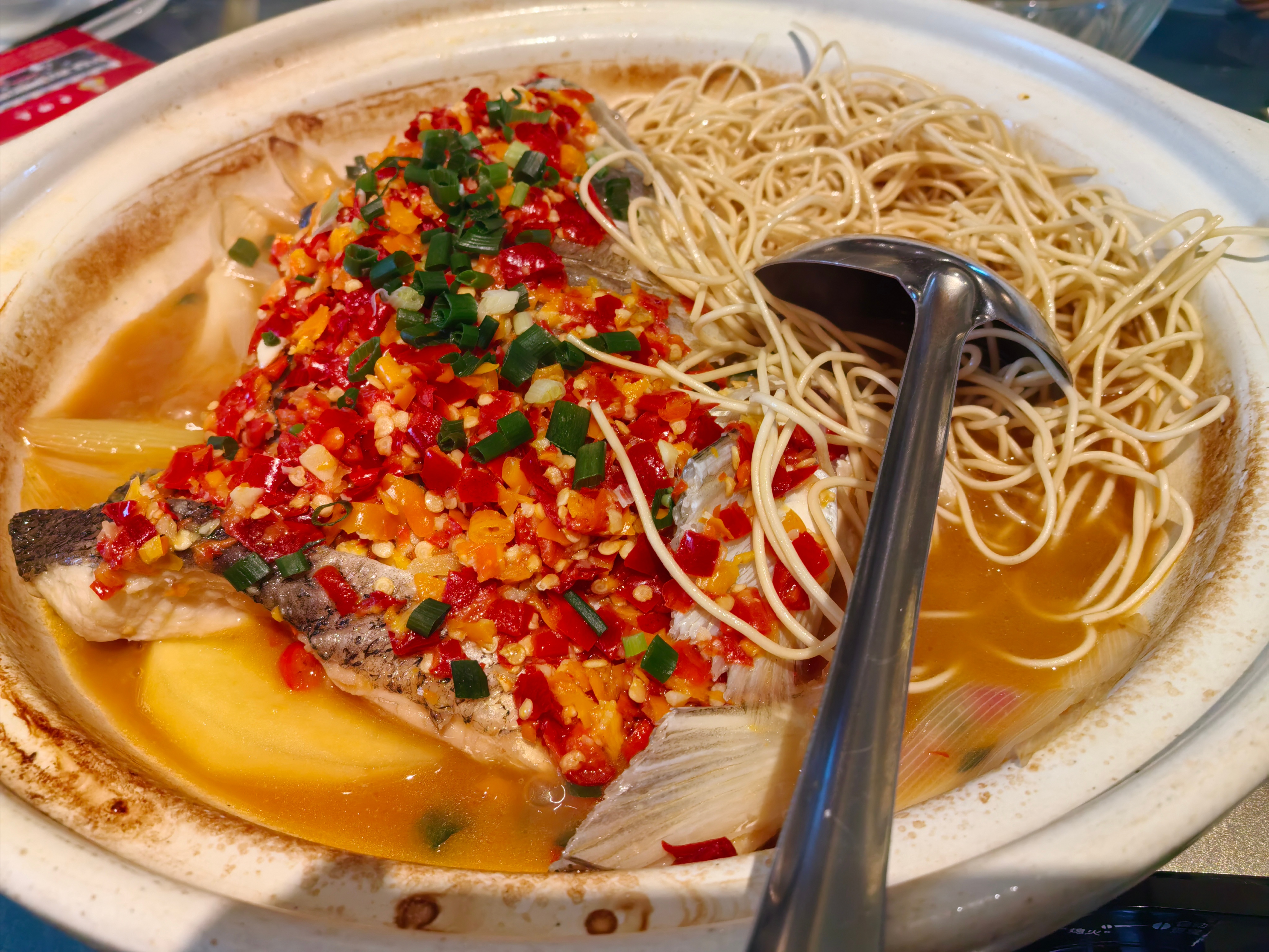 青橙扶持计划 湖北菜馆里的跺椒鱼头，是放面条和土豆打底的，一顿下来米饭都不用吃了