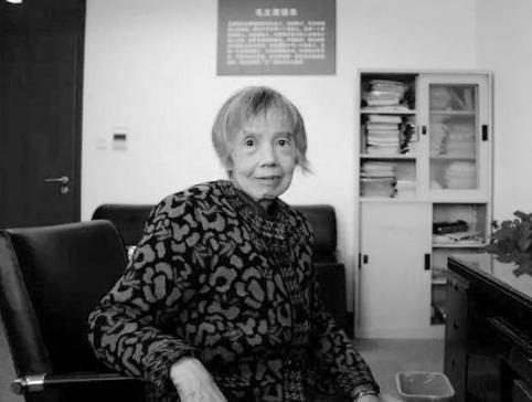“英雄战死无人问，戏子减肥天下知！”这个娱乐至死的年代里，又有多少人知晓这位女英