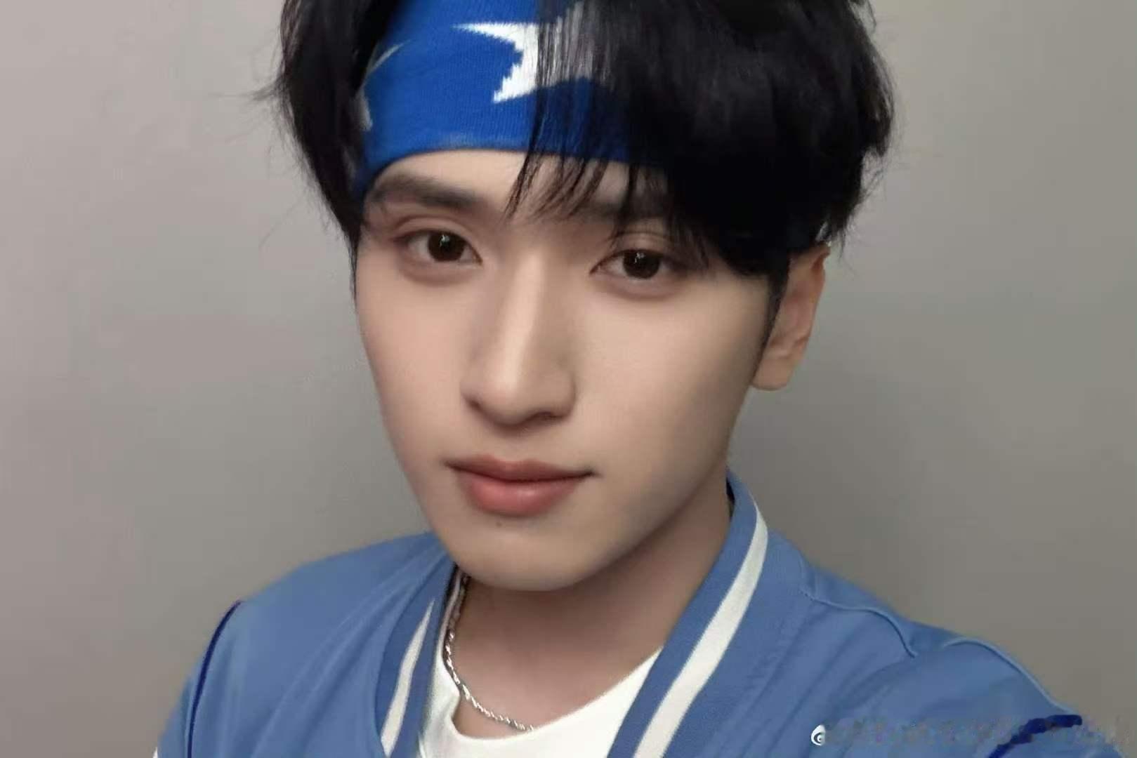 严浩翔蓝发带严浩翔自拍五连严浩翔自拍五连 蓝色系壁纸接收 