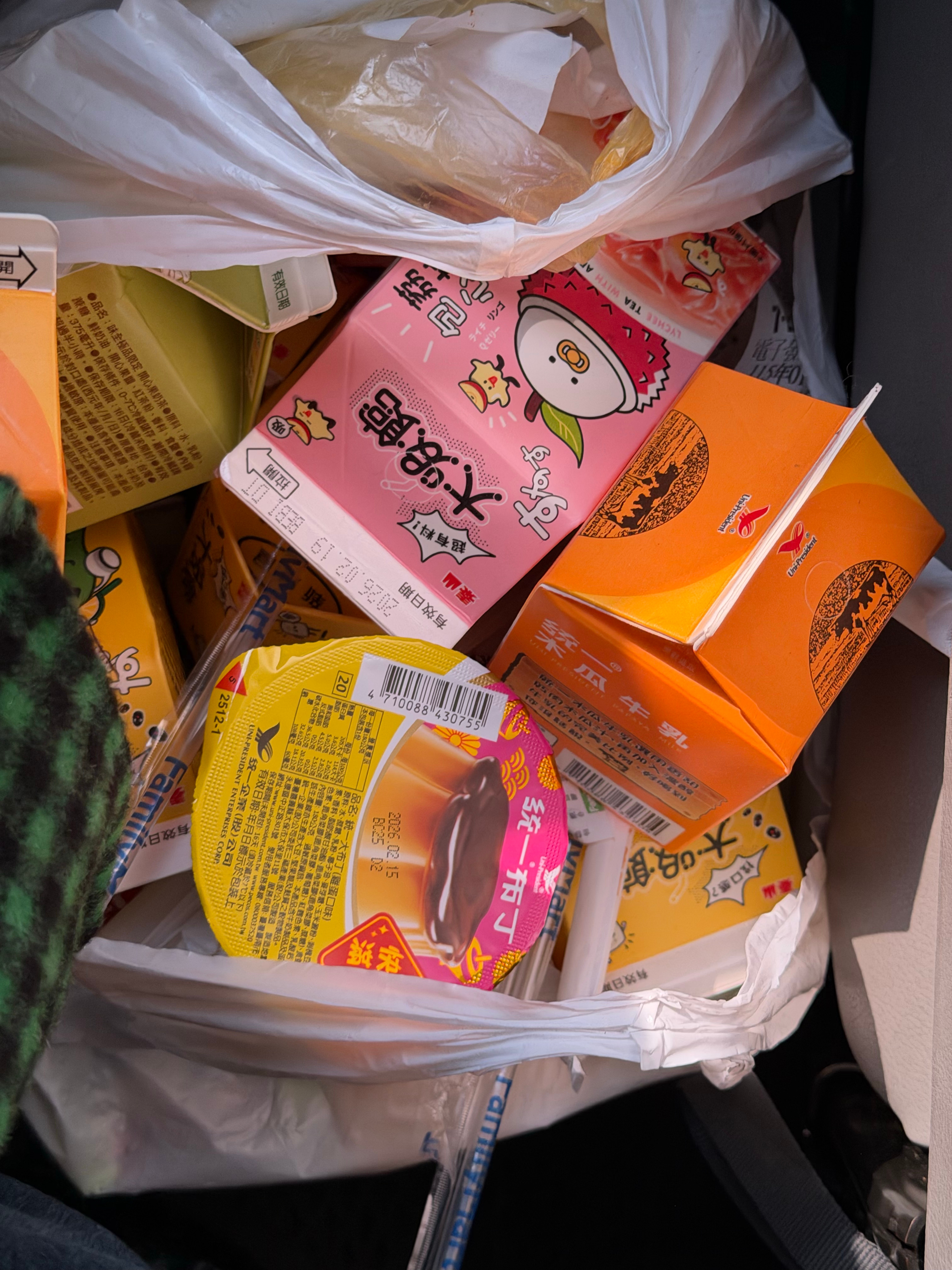 出远门的人是憋不住笑的去旅游的路上我的表情就这样：完全藏不住事🏃♀️。校园v计