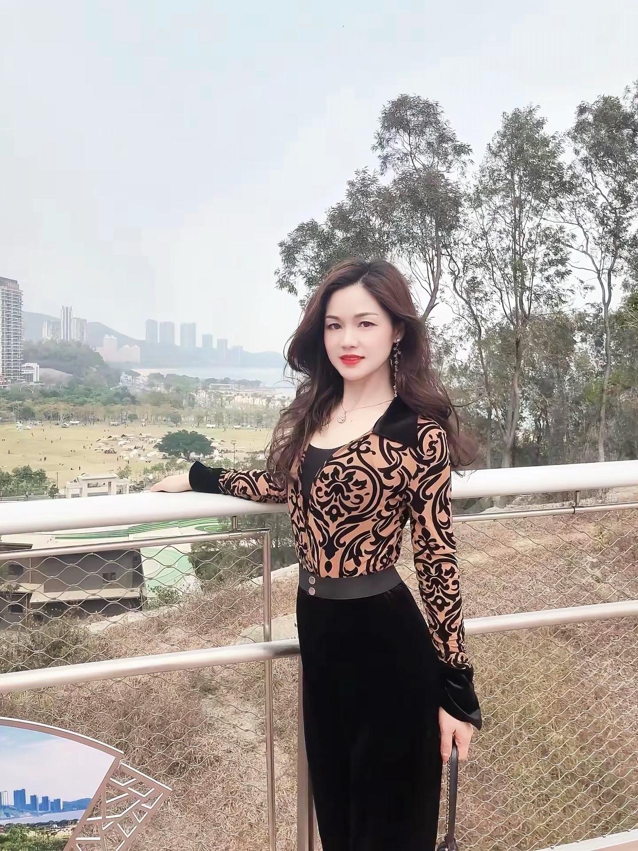 村上春树说：岁月这东西，总是要按时带走它要带走的部分。我们终将慢慢地变老，无法回