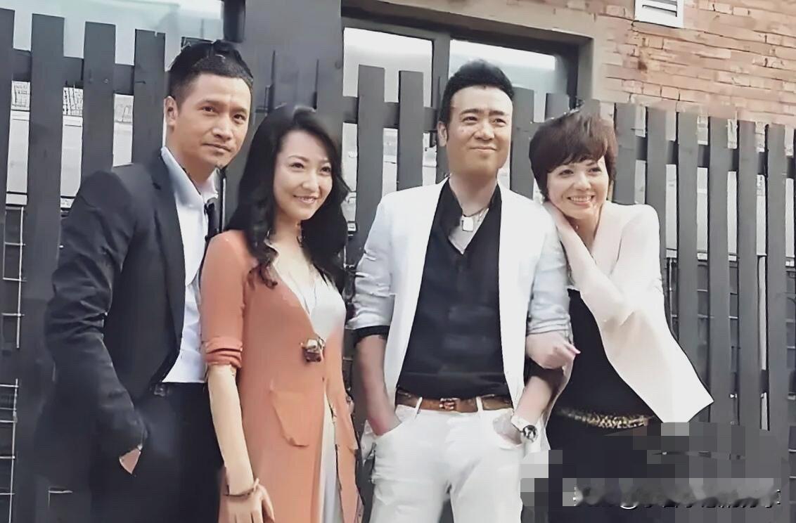 四位明星的同框合影，看了半天只认出了于和伟跟左边的何晟铭，感觉最红的还是于和伟，