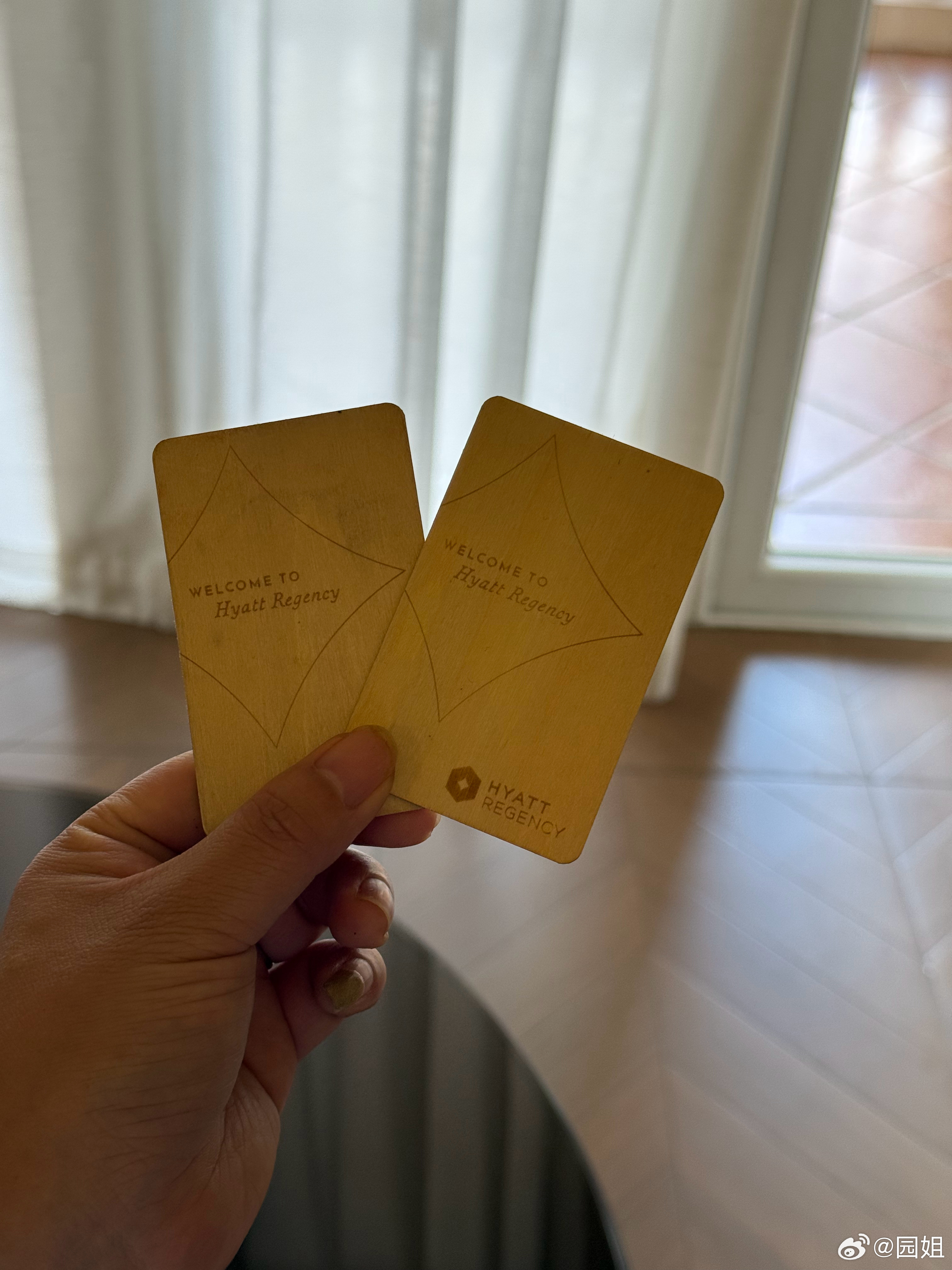 兄弟们，这次我没丢东西，不单没丢还把上个酒店门卡给带回来了[笑cry]刚刚才发现