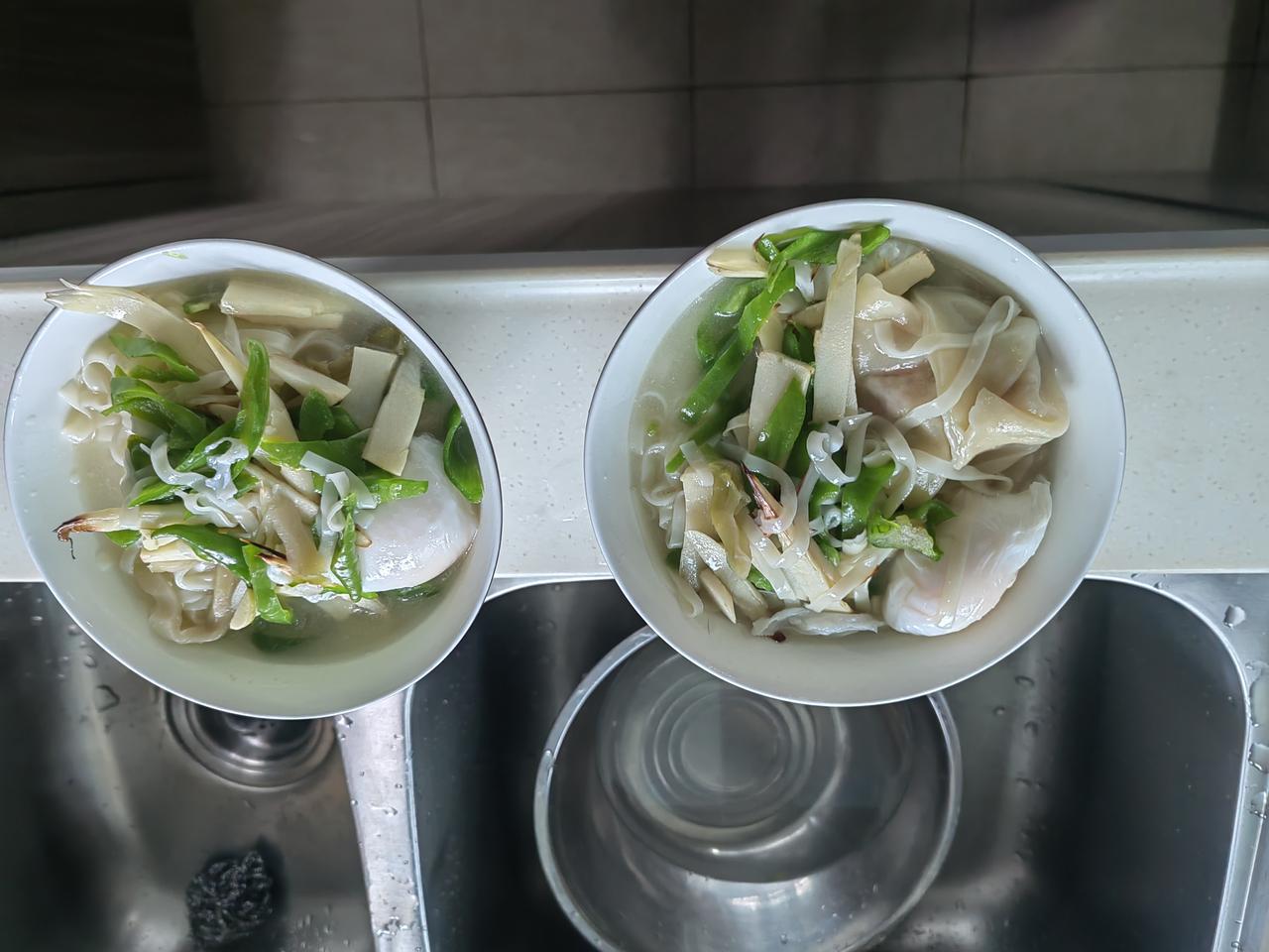 鞭笋鲜椒‌面——看着挺不错的！

鞭笋是竹子地下茎（竹鞭）的幼嫩梢头‌，属于夏季