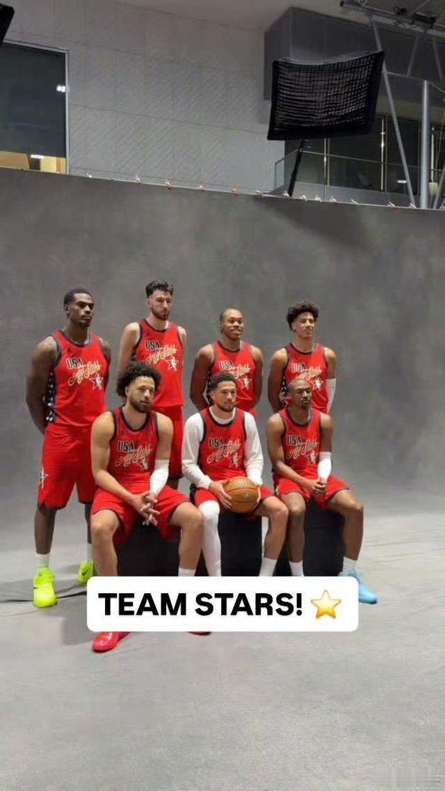 美国星队平均年龄24岁，人均入选2次全明星；美国条纹队平均年龄32岁，人均入选8