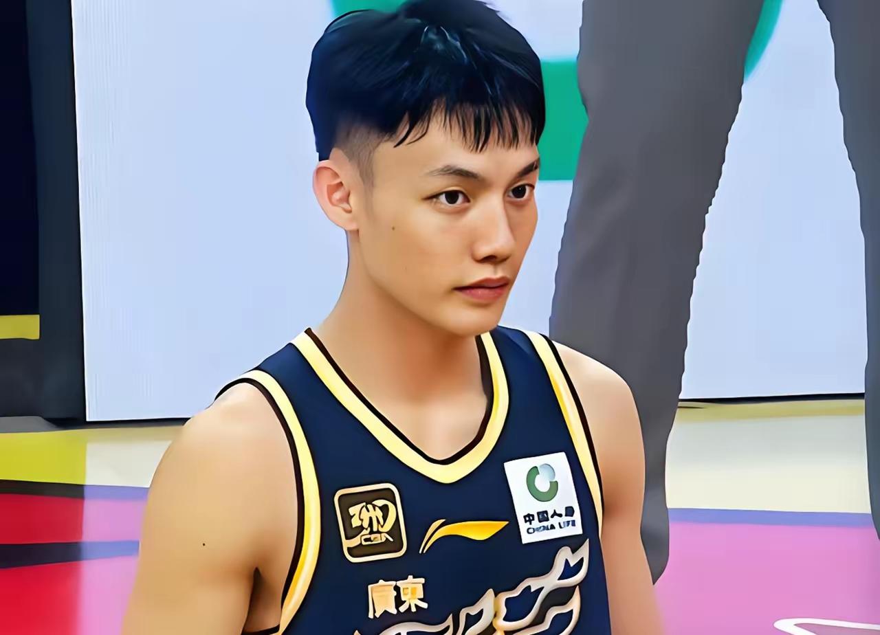 赶巧不巧，徐杰本赛季发挥最差的一场比赛，郭士强就坐在观众期考察细节的表现。本场比