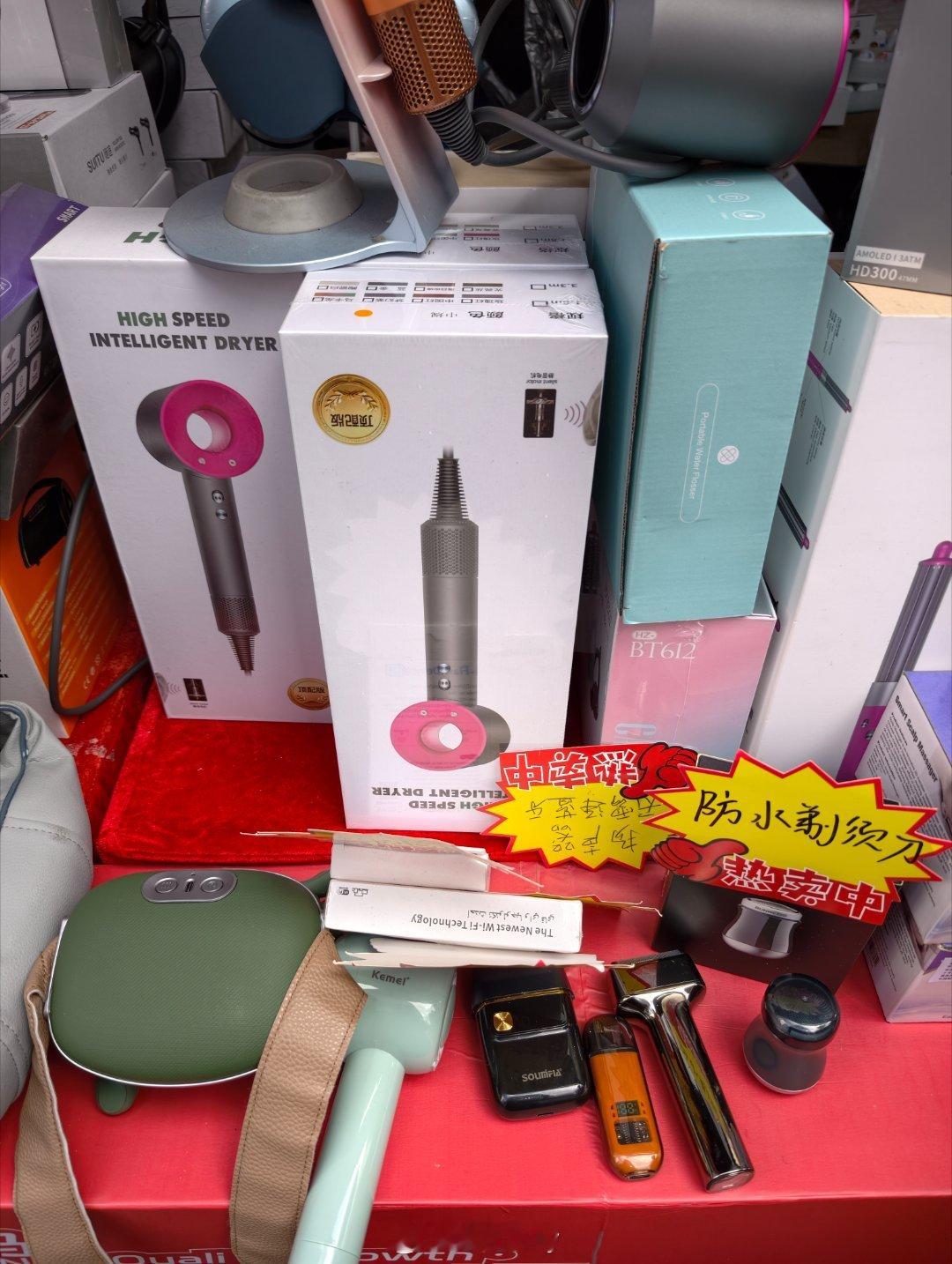 哈说带娃感受感受华强北的强大新质生产力魅力呢结果人家放春节假了在路边的小摊转了转