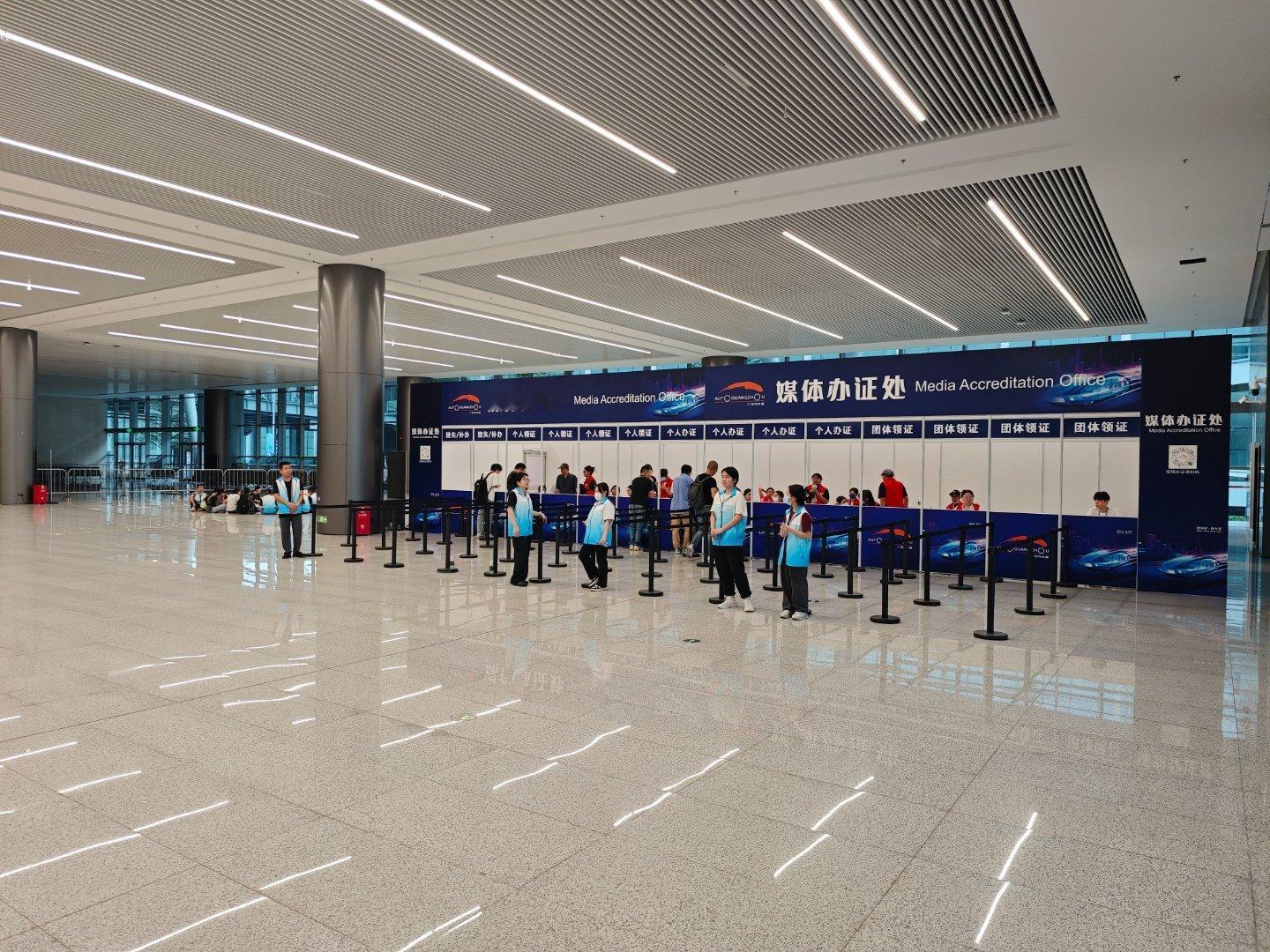 没来得及线上办媒体证的老师，可以来D登录厅，现场保证处。 