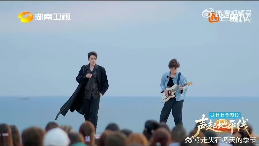 迪玛希带弟弟出道声起地平线从独唱到携弟同行，迪玛希在舞台上骄傲分享弟弟的才华，温