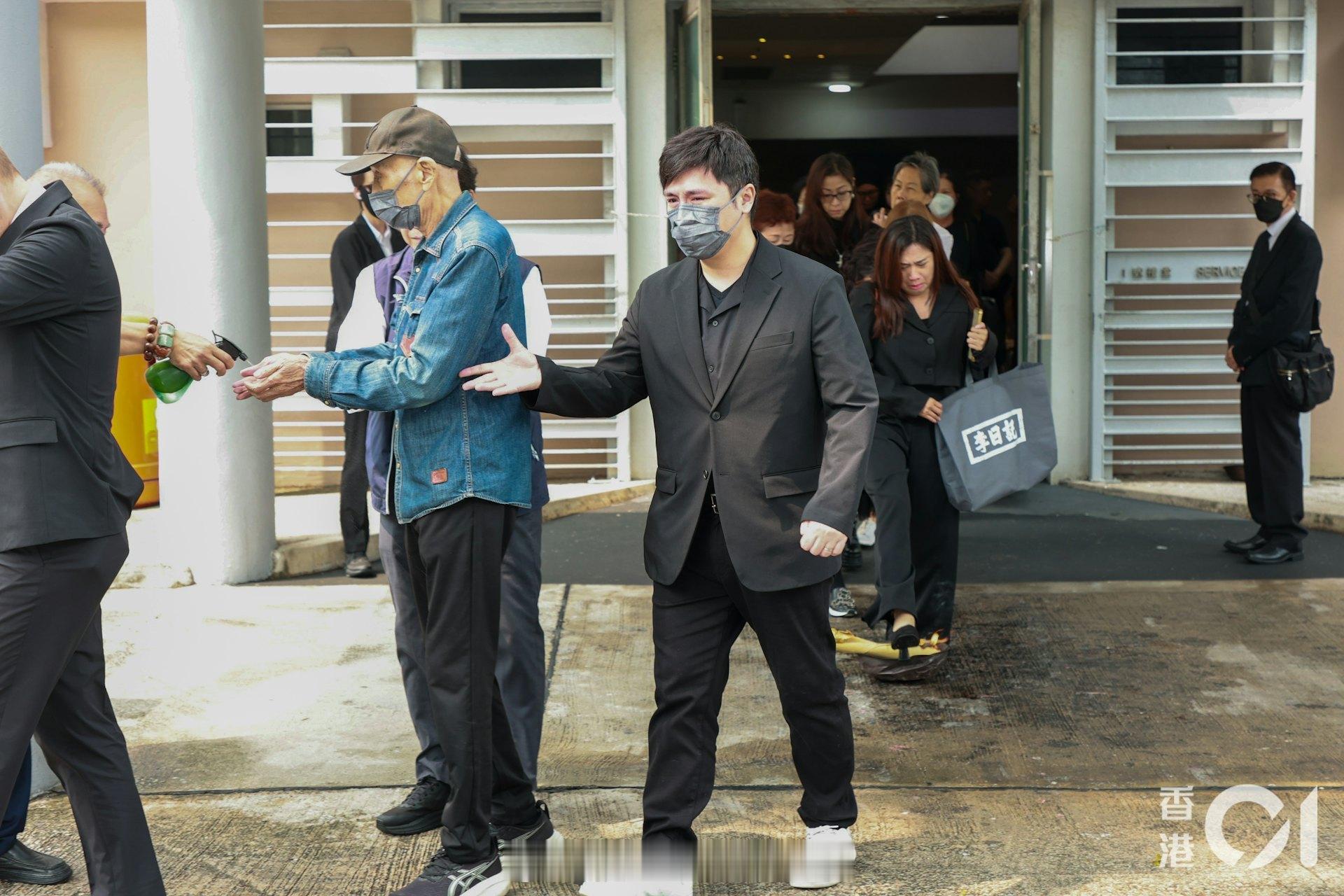 施明丧礼过后，李泳豪首度发文悼念亡母承诺会好好照顾父亲，让母亲安心李家鼎前妻施明