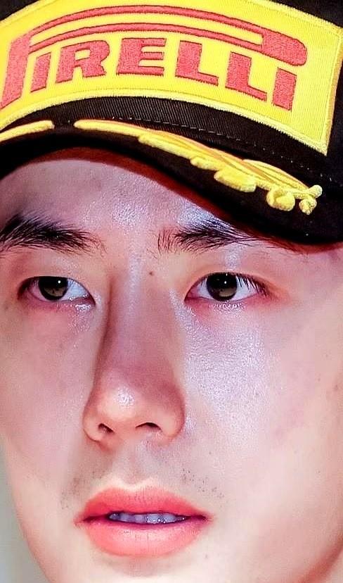 王一博摘了头盔，胡子拉碴，汗珠子往下砸。
没人喊他偶像，都喊他“真汉子”。
赛道