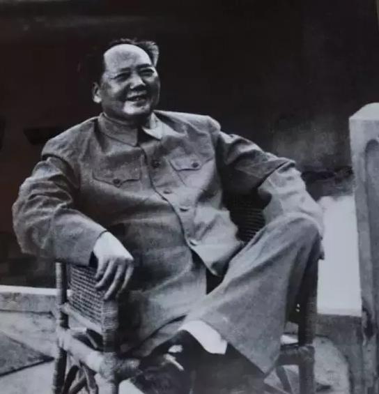1956年12月，毛主席突然问身边人员：“你们相信风水命相学吗？”众人惊愕，毛主