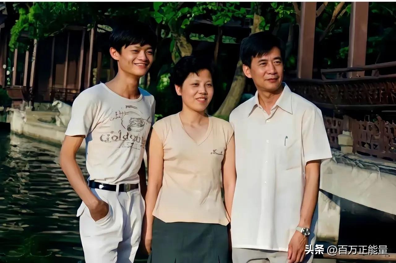 今天才知道，原来马云的妈妈是个顶级大美女啊，这气质，真的是太漂亮了吧！马云是国内