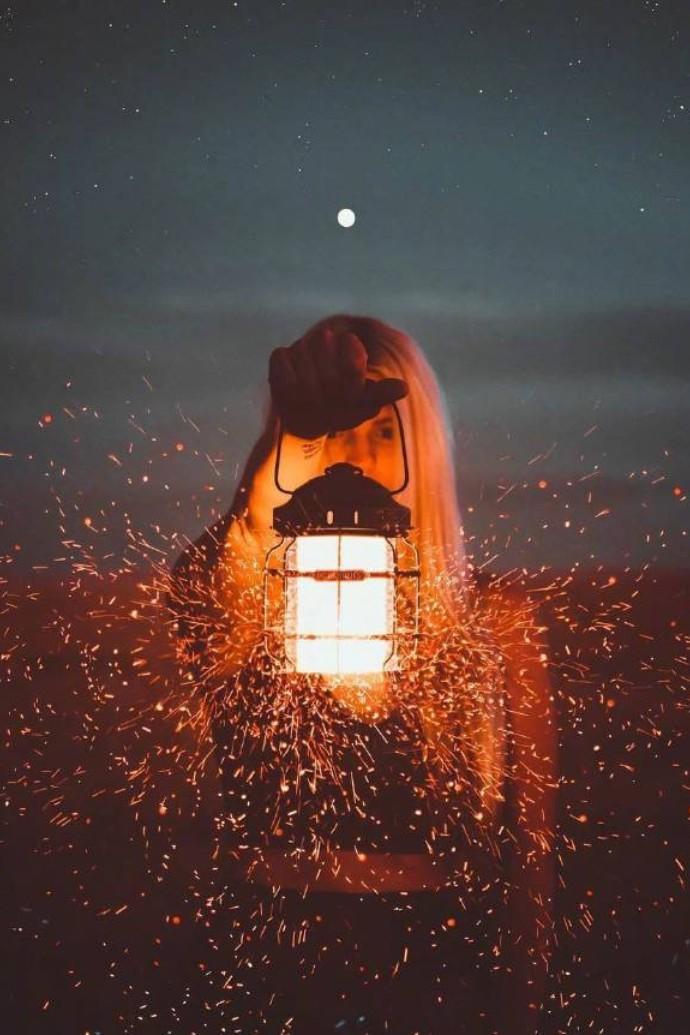 一则寓言传颂：盲者夜行，手中常持灯火。

旁人惑之：“目盲何需灯？”

盲者笑答