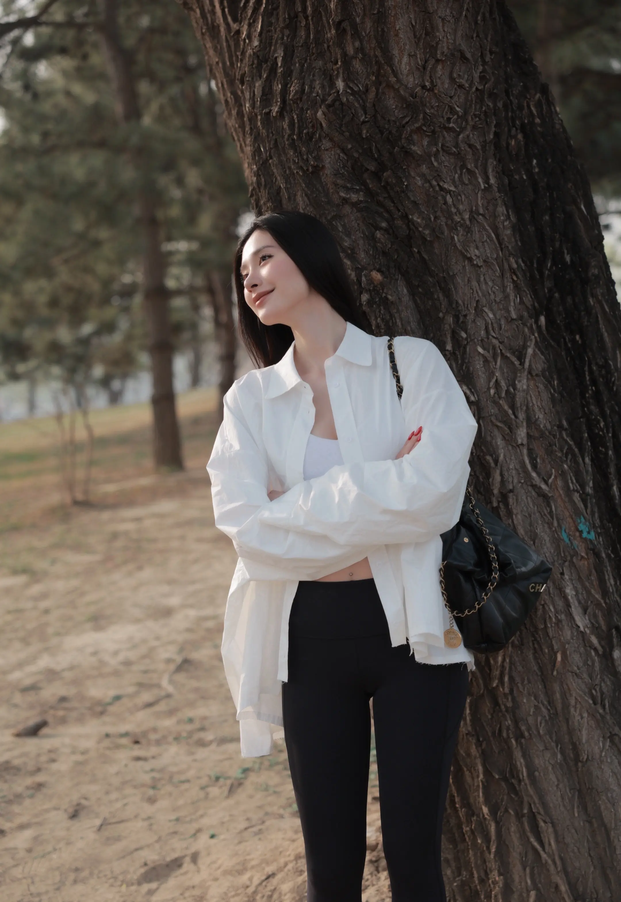 穿上白衬衫。想到去年这个时候 大夏天的吃了火锅 也是穿了白衬衫  这件...