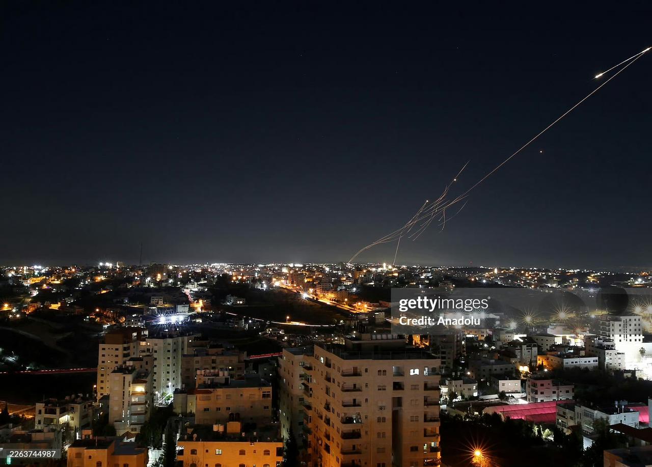 伊朗弹道导弹袭击以色列的画面


来源见水印