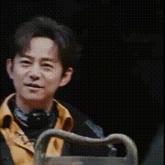 何炅渡鸦王子来了 温柔何老师解锁疯批新人设，渡鸦王子舞台感十足，每一帧都格外亮眼