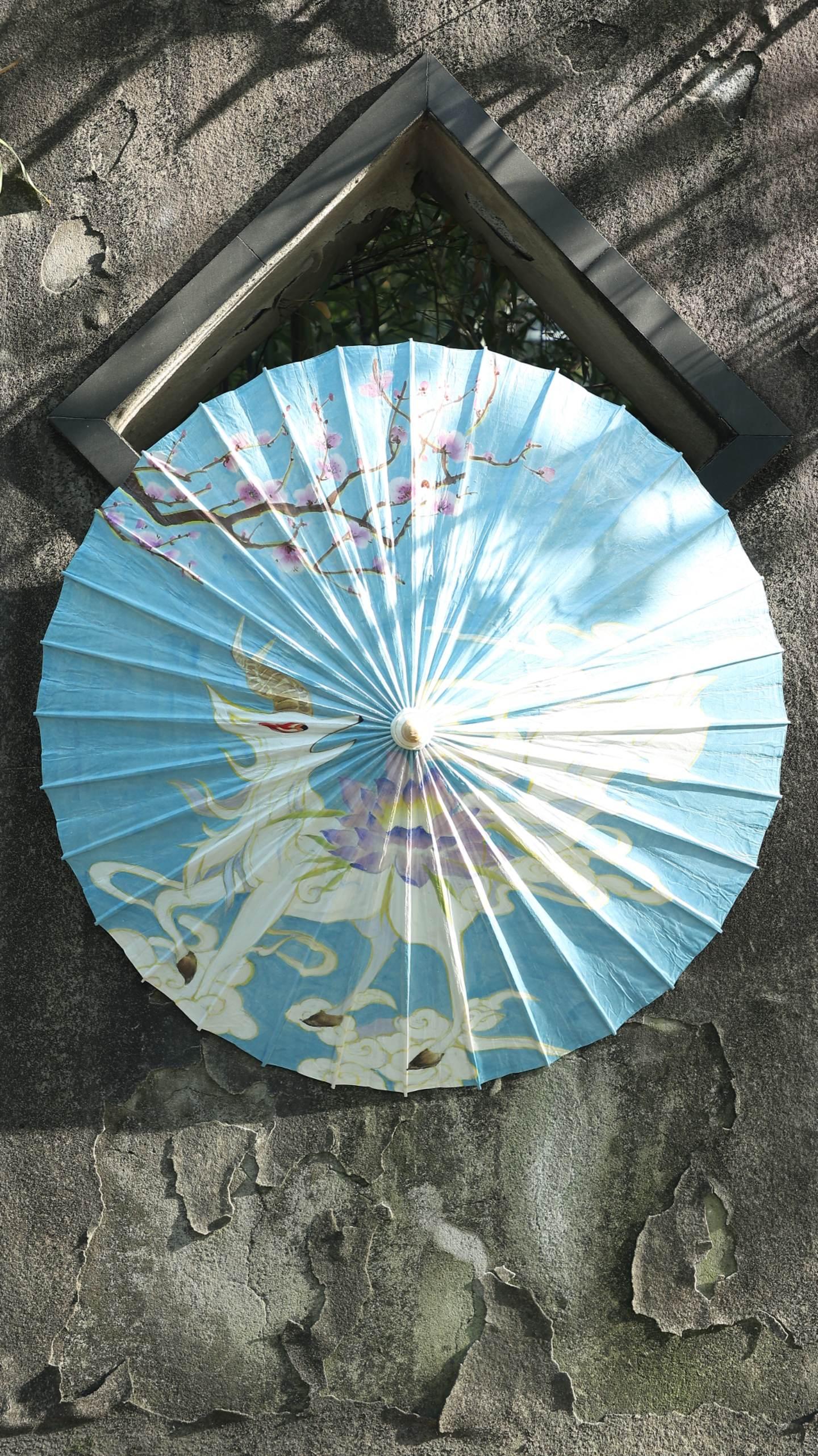 白泽油纸伞。白泽最早源于中国上古神话，其形象融合了多种动物的特征，通常...