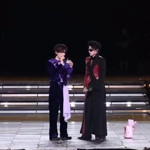 棍铲双人talking全程舞台之外的闲聊时刻格外动人，青岛演唱会棍铲双人talk