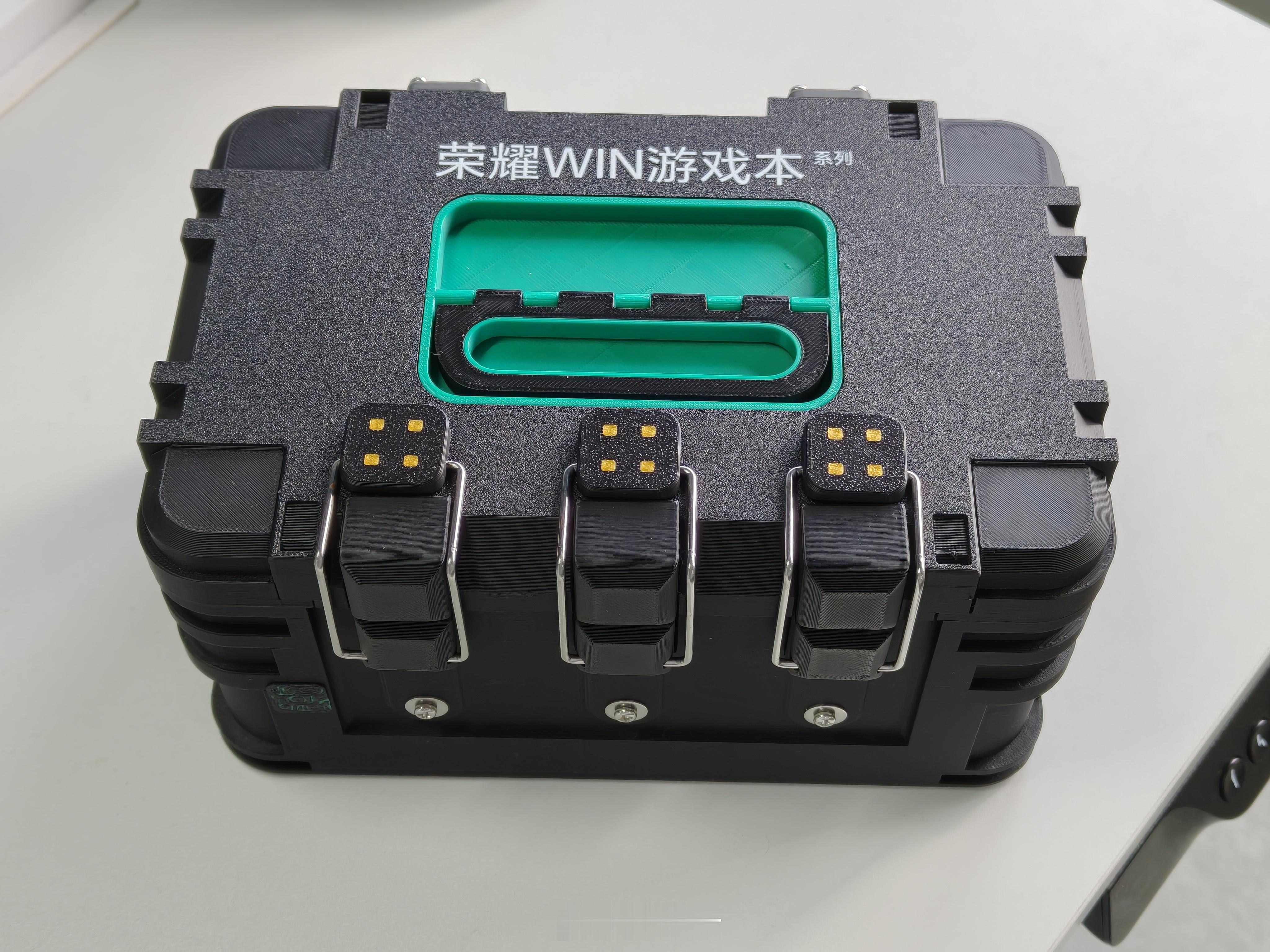 荣耀这次PC新品技术沟通会的邀请函还挺有意思的，看起来很像《三角洲》的安全箱大盲