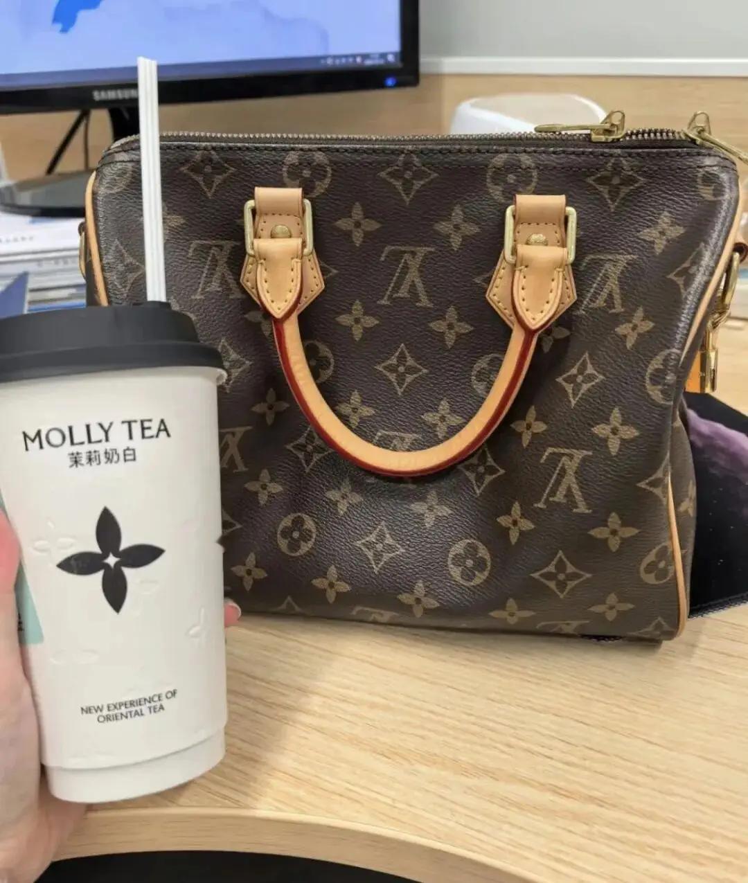 被告赔千万，反而火了？茉莉奶白这波“亏”大了还是“赚”翻了？
 
茶饮行业常年陷