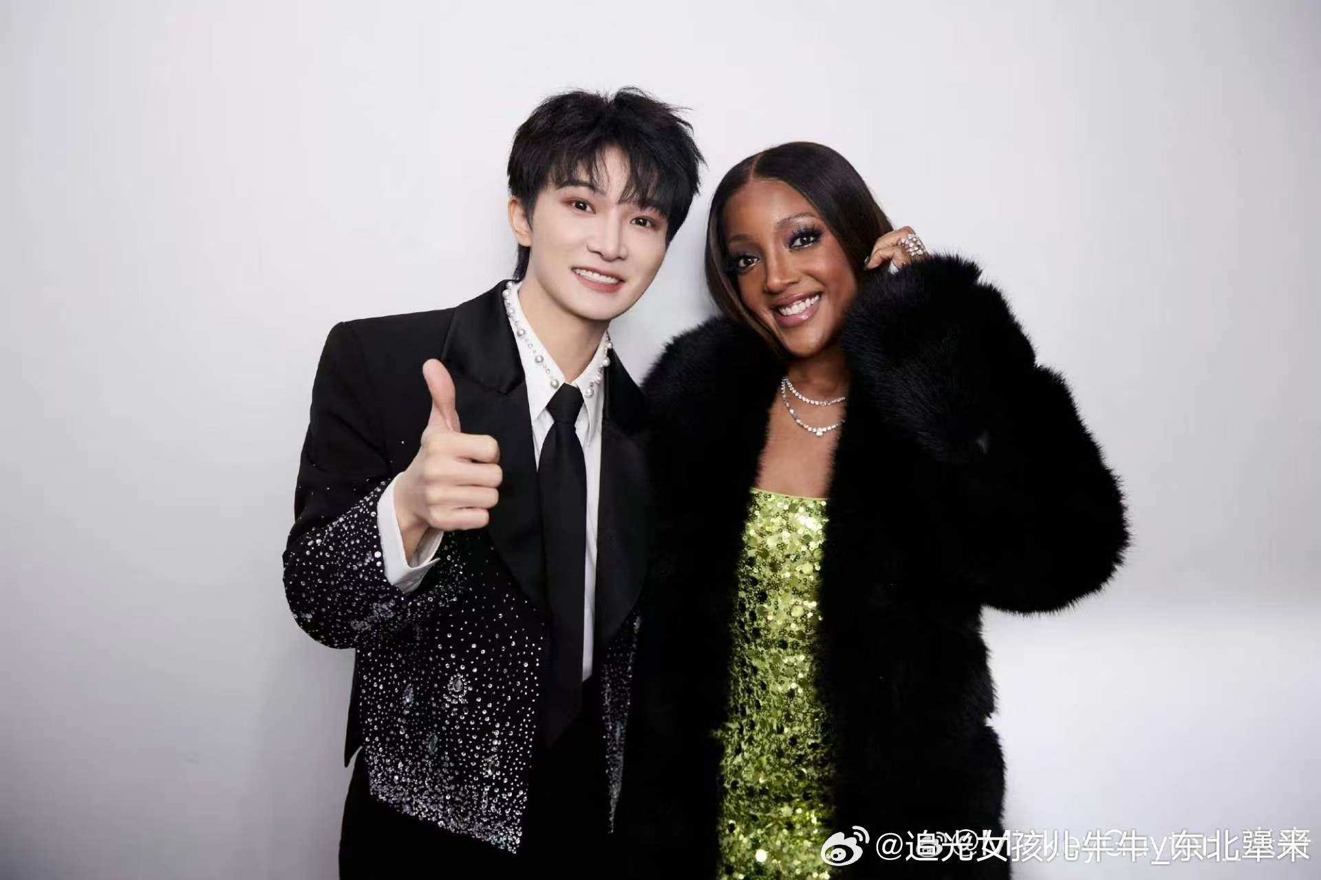 周深 哦吼 领导真好看旁边的是米奇·盖顿，美国女歌手，也是格莱美奖提名者 