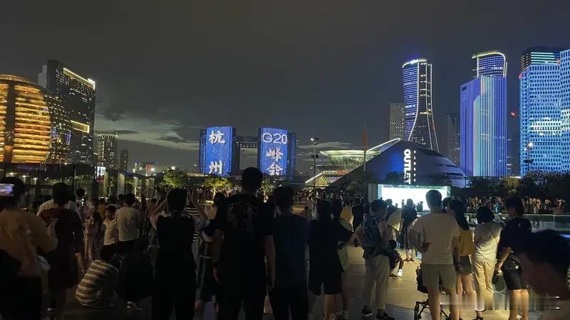 如果服务员请我去陌生人的包厢，我大概率是不会去的。就像杭州那位女博主的遭遇，服务
