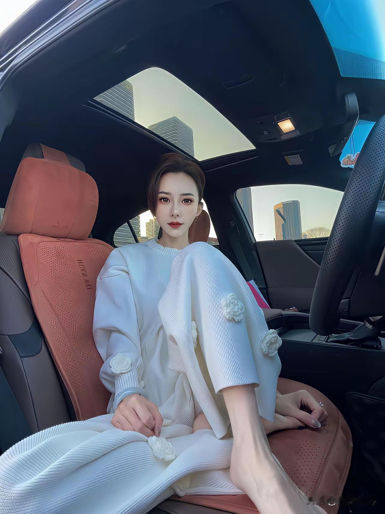 美女究竟能有多美届笑春桃兮，云堆翠髻；唇绽樱颗兮，榴齿含香