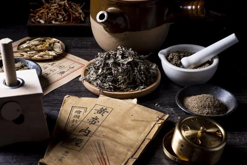 我觉得太有必要振兴中医了。现在年轻人生活习惯差，亚健康问题频发，中医“治未病”理