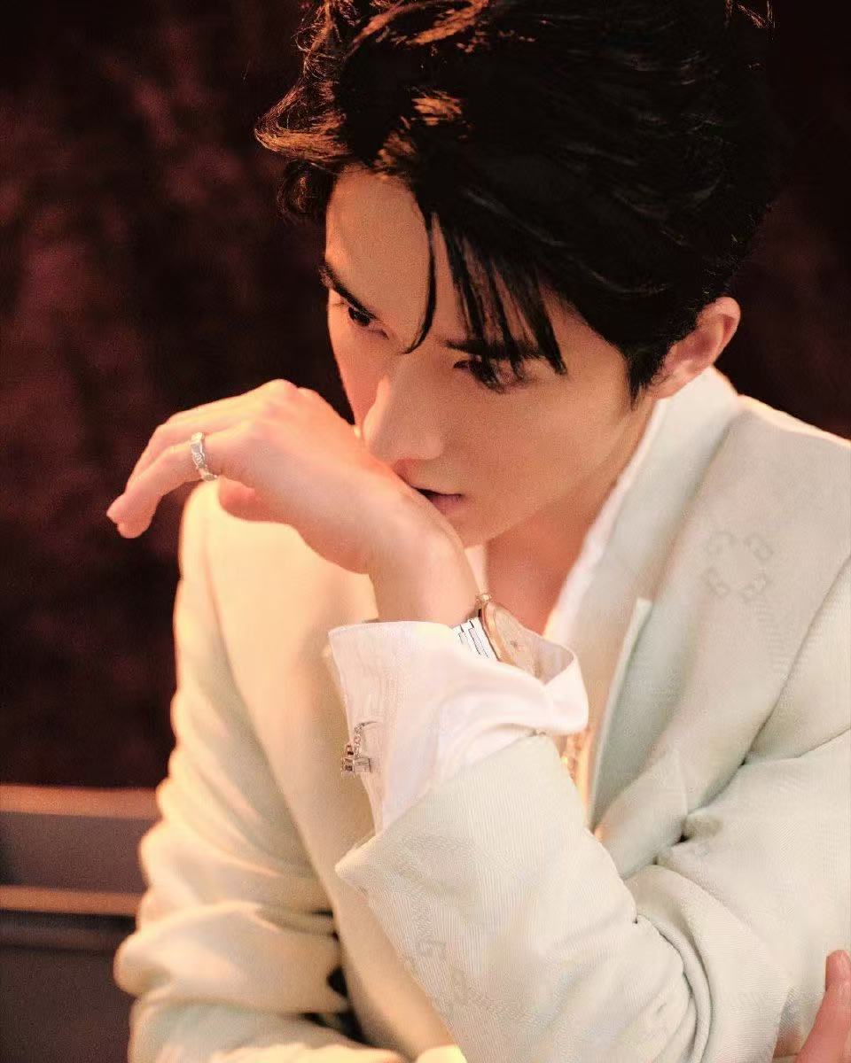 谁懂张新成提笔画脸这一下  张新成戏曲装扮，配上淡雅的薄荷绿，每一个动作都散发着