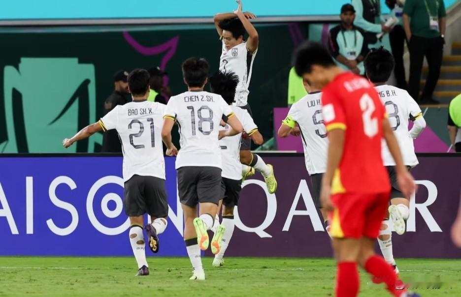 今天熬夜看了中国足球队对战越南的比赛，突然发现中国队主教练安东尼奥其实就是一个大