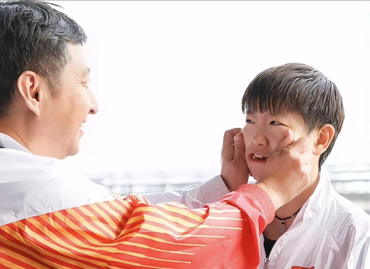 大家看过这张照片吗？

捏孙颖莎脸的人

不是马琳，也不是王楚钦，也是支持做朱雨