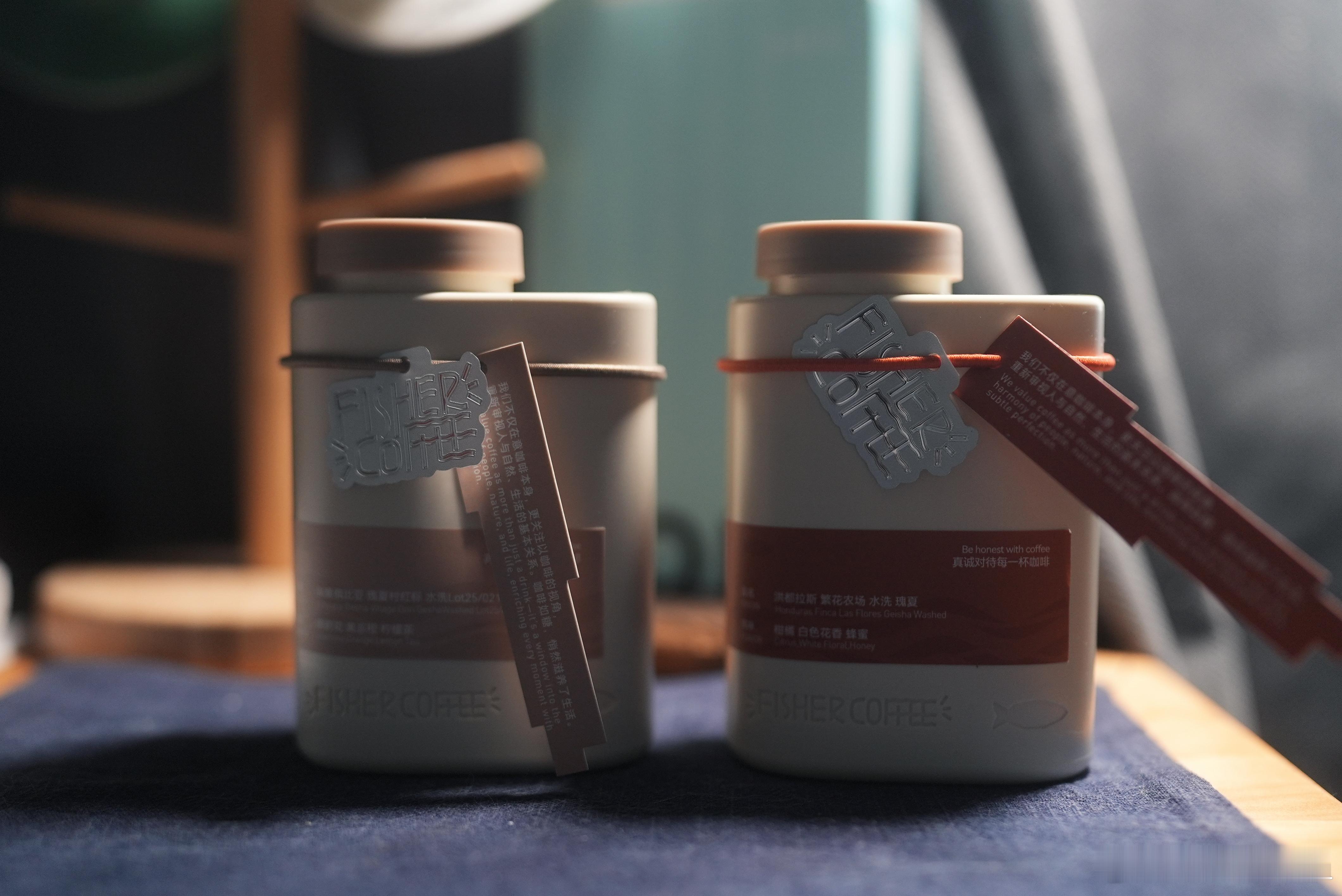 渔夫家这两只咖啡，才发现换新包装了。瑰夏村红标老熟人了，一如既往的花茶调，这次酸