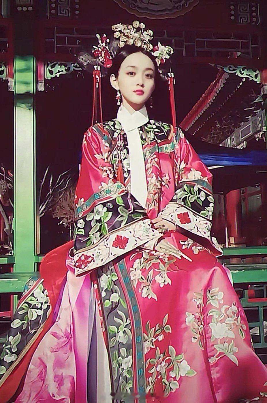 玫贵人好美，穿着高晞月的贵妃服制。其实是她在如懿传里插播广告的造型 ​​​