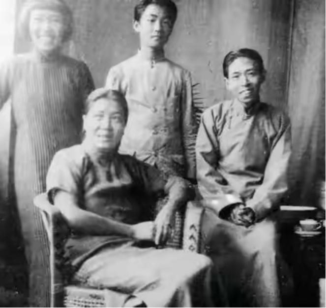 1928年，32岁的茅盾出轨23岁的女学生秦德君，不久秦德君便怀了孕，茅盾为难地
