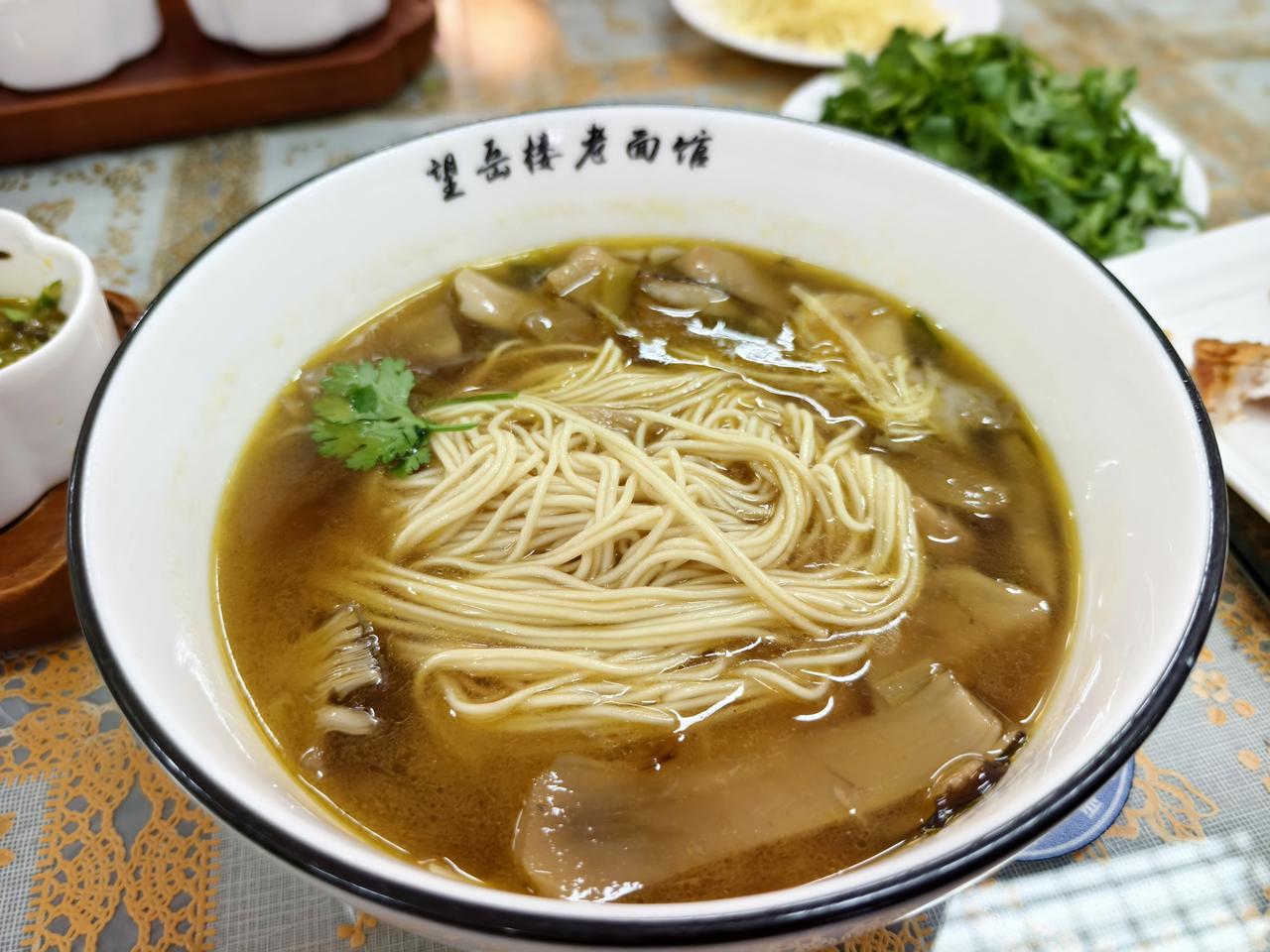 今天借到常熟参加骆新书房江苏首店启幕活动，常熟的朋友安排了我梦寐已久的兴福寺蕈油