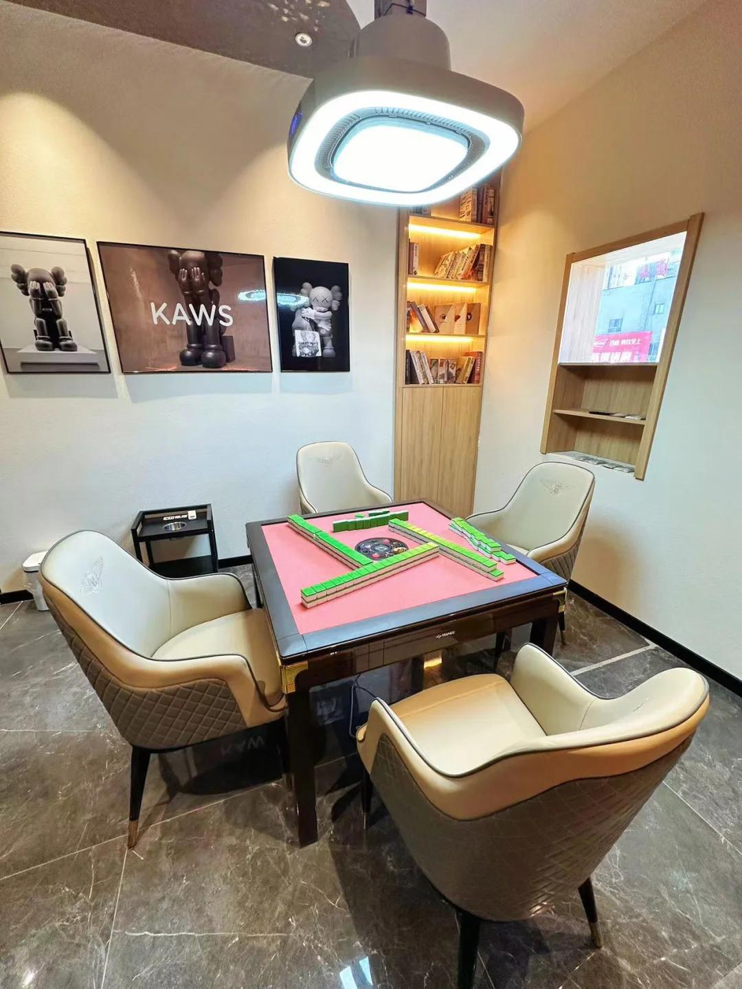 老李头在朋友圈晒出那张皱巴巴的记账单时，整个小区微信群的对话框都快被挤爆了。
