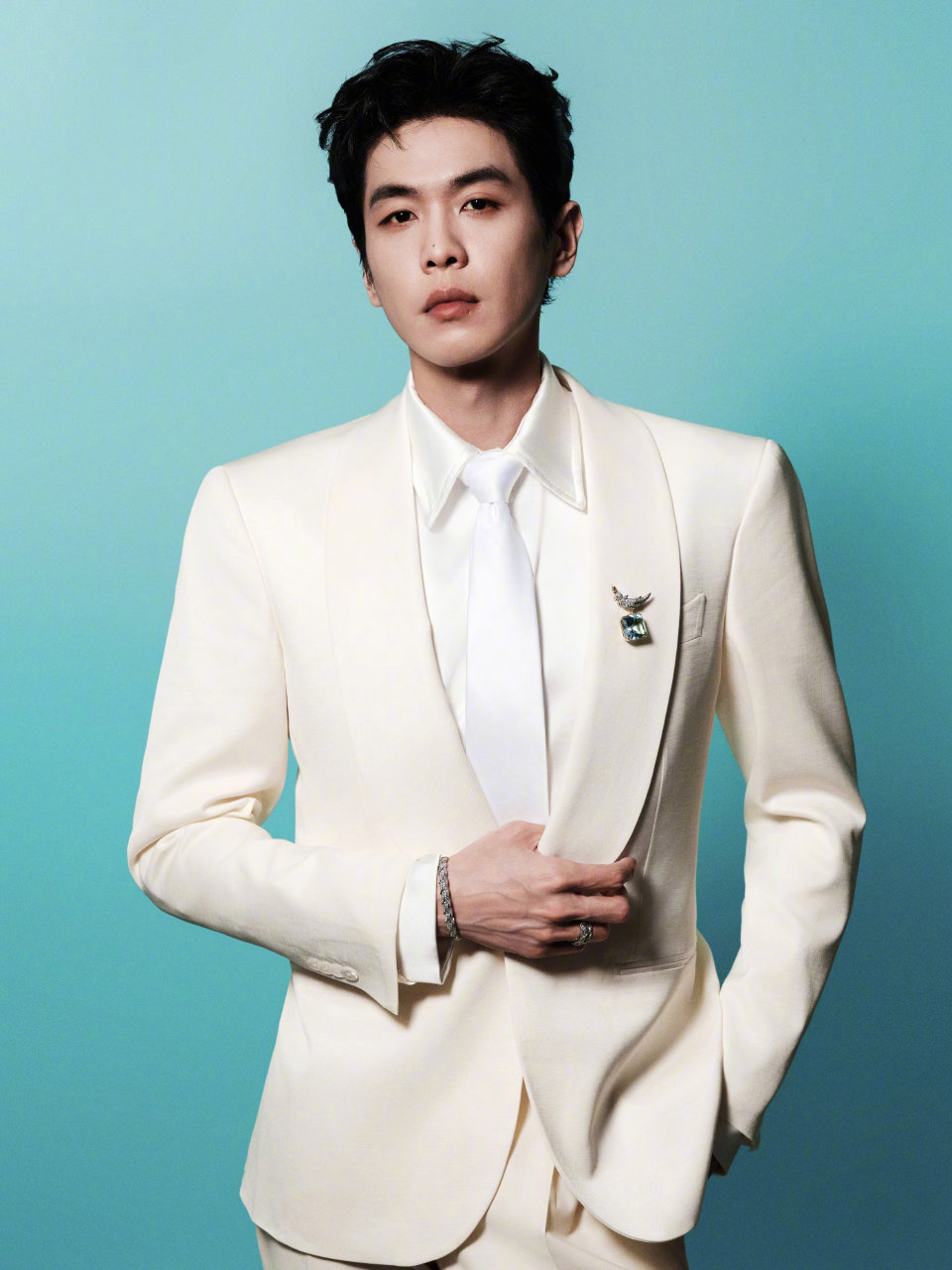 #晚安咪语##唐嫣张若昀主持#清爽帅气、儒雅绅士，和白西装适配度满分💯！晚安～