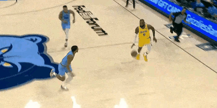 詹姆斯这球走步了吗？NBA现在是不是在走步规则上有所改动了？一个不懂篮球的人的询