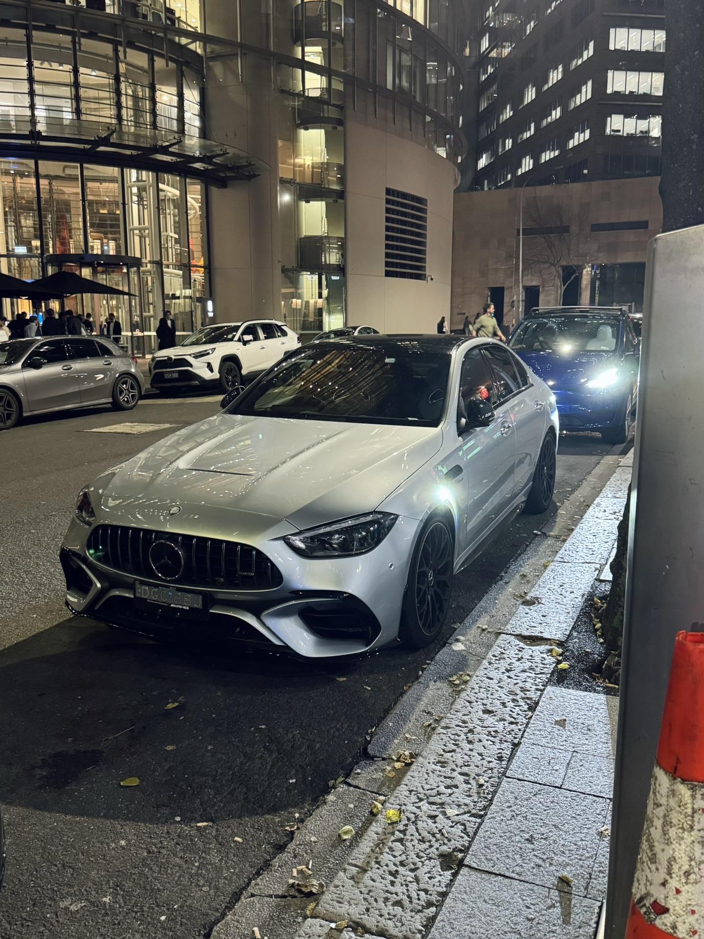偶遇新C63S.在悉尼街边偶遇新的四缸C63S 单论设计还挺好看的